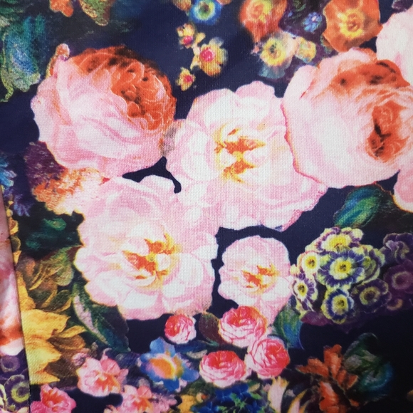 Parisian Collection Cute Floral Crop Top w V-Neck - Picture 5 of 11